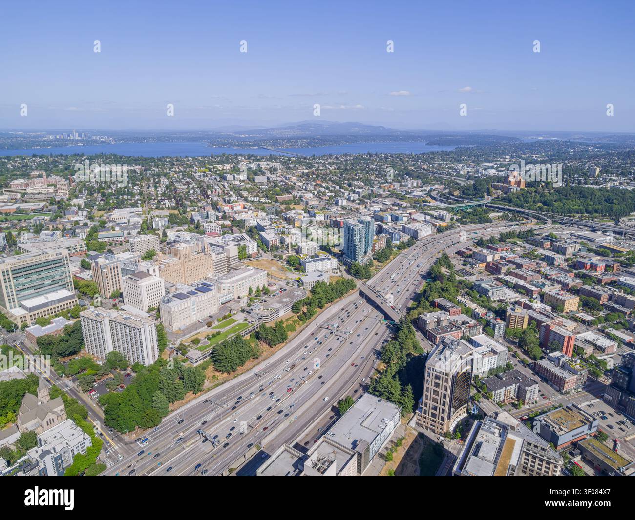 Washington State, USA, 20. Juni 2026 – aus der Vogelperspektive zieht sich ein vielspuriger Highway durch ein dichtes Stadtgebiet mit Lake Wasch Stockfoto