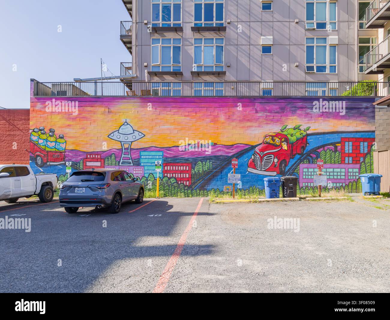 Washington State, USA, 20. Juni 2026 - Ein lebendiges Wandbild mit einem roten Lkw mit Produkten und einer stilisierten Raumnadel ist auf einem bri gemalt Stockfoto