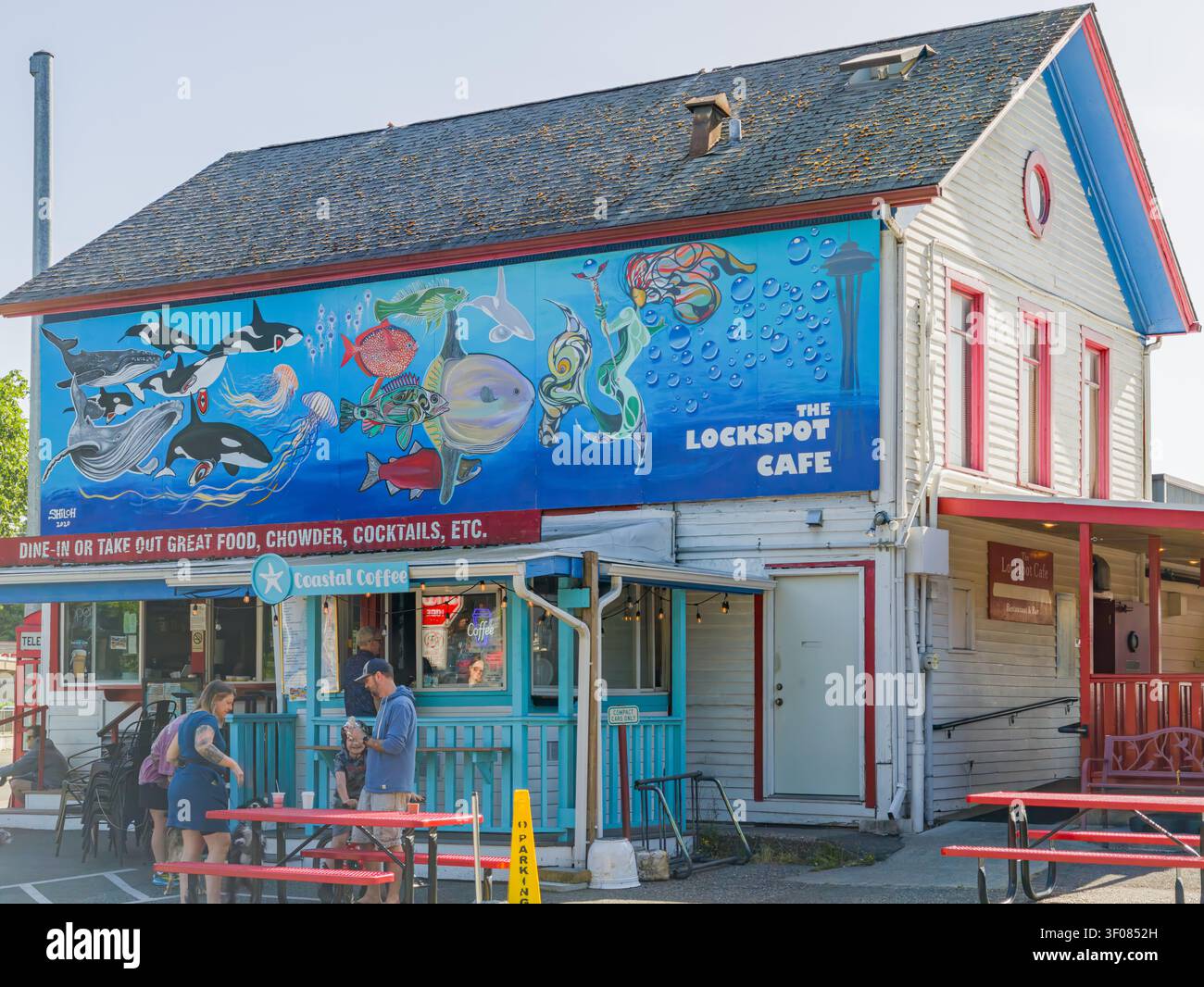 Washington State, USA, 21. Juni 2026 - Außenansicht des Lockspot Cafe mit einem großen blauen Wandgemälde mit Meereslebewesen und der Space Needle, Stockfoto