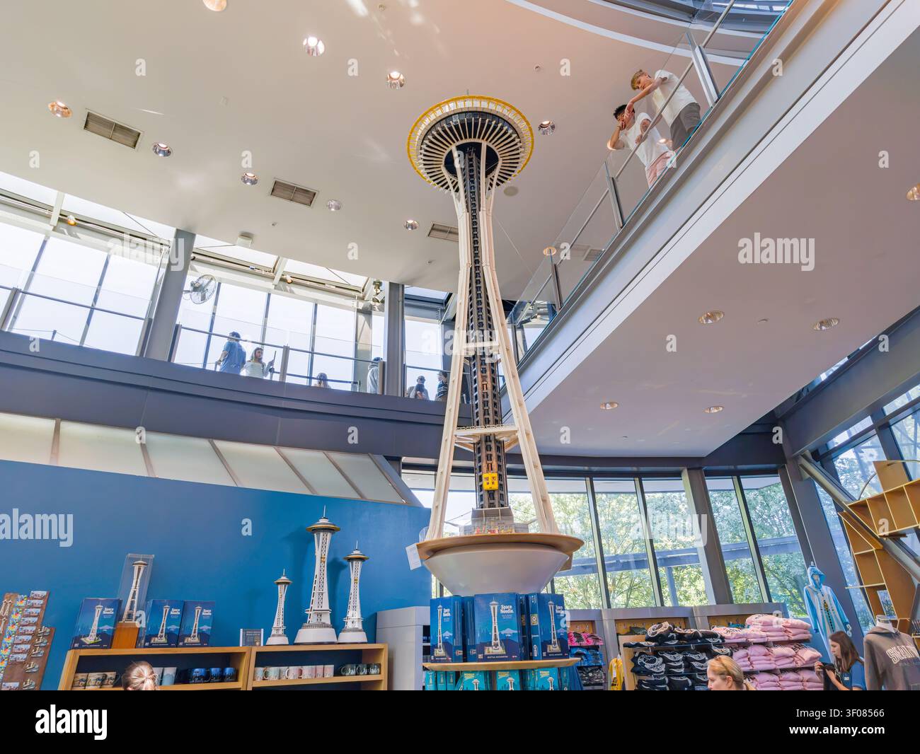 Washington State, USA, 21. Juni 2026 - Ein großes architektonisches Modell der Space Needle steht in einem mehrstöckigen Souvenirladen mit Touristen Stockfoto