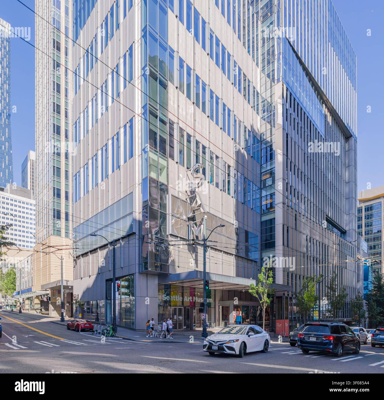 Washington State, USA, 21. Juni 2026 - Moderne Glas- und Betonfassade des Seattle Art Museum in der Innenstadt von Seattle mit Autos und Fußgängerzone Stockfoto