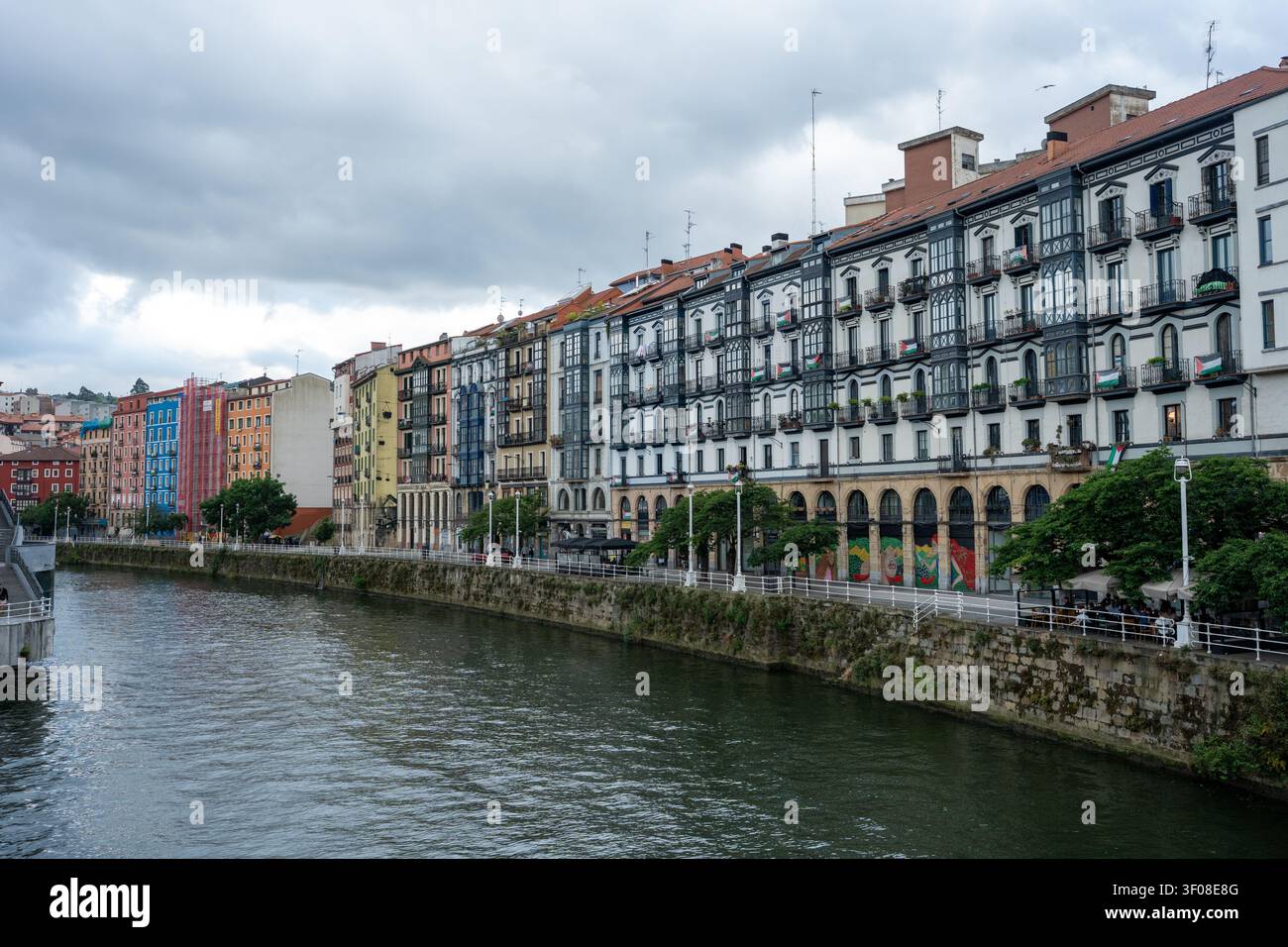 Farbenfrohe Gebäude säumen den Nervión-Fluss in der Altstadt von Bilbao Stockfoto