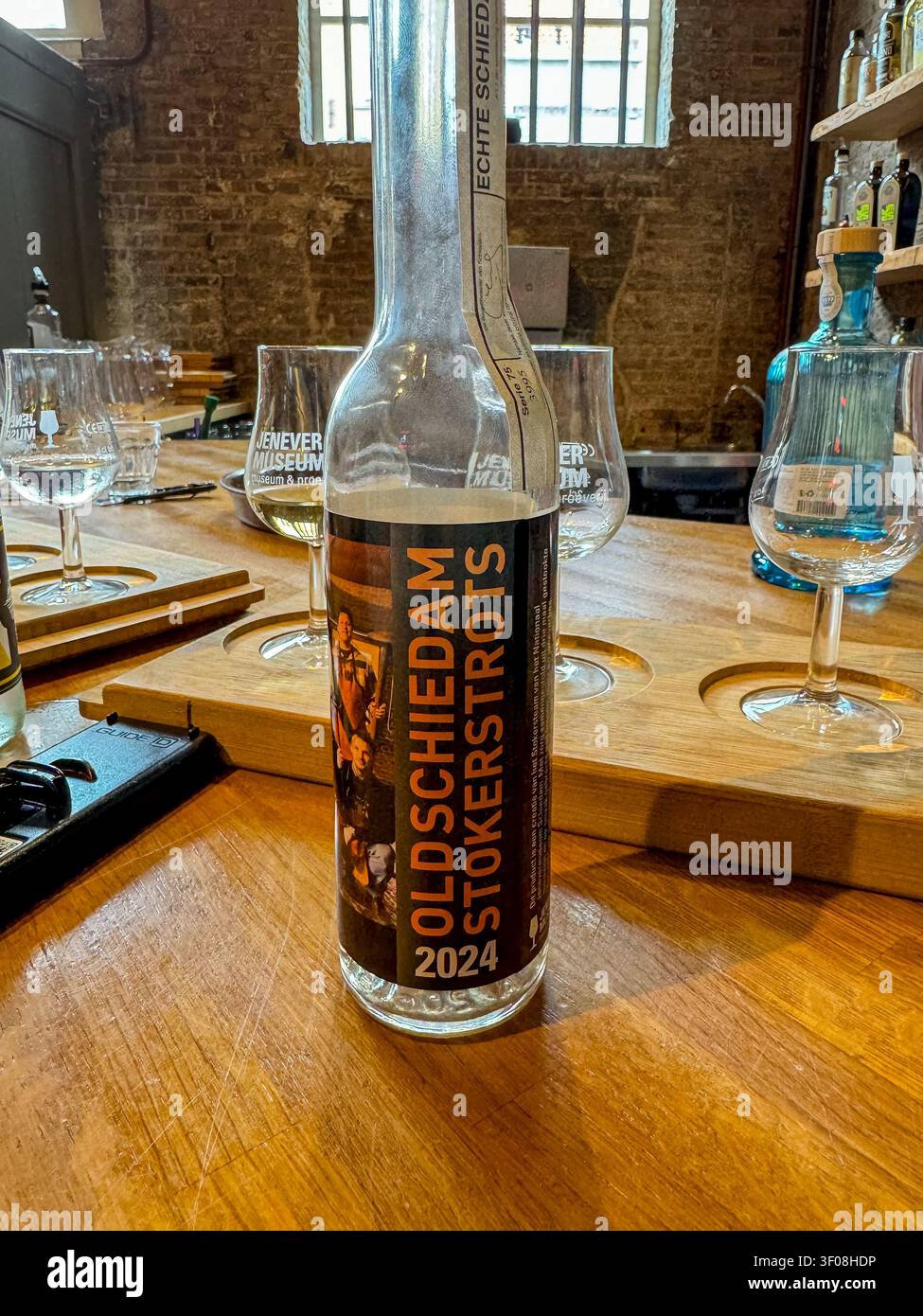 Flasche, die für eine Genever-Verkostung 2024 im Nationalen Jever-Museum in Schiedam, Niederlande, verwendet wurde. Stockfoto
