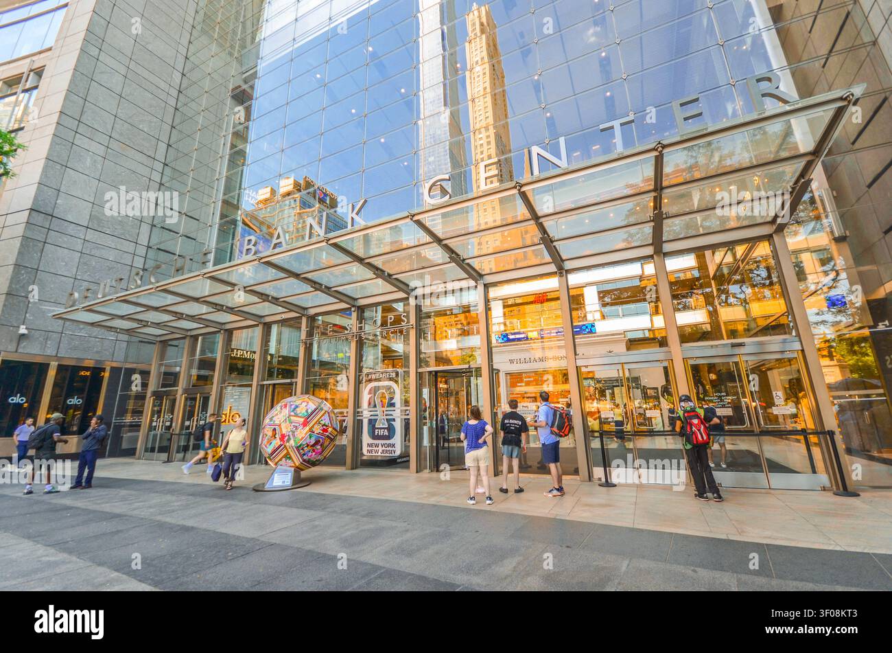 New York City, USA – 16. Juni 2026: Haupteingang zum Deutsche Bank Center und The Shops at Columbus Circle in Manhattan. Stockfoto