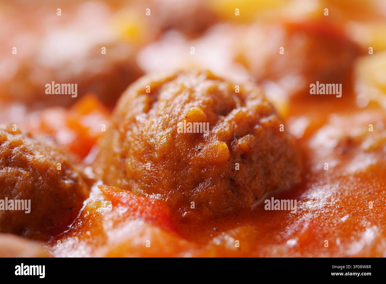 Köstliche Fleischbällchen, die in einer herzhaften Tomatensauce schmoren Stockfoto