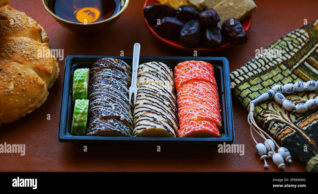 Brot, Tee und Datteln, Halva. Der Monat Ramadan Stockfoto