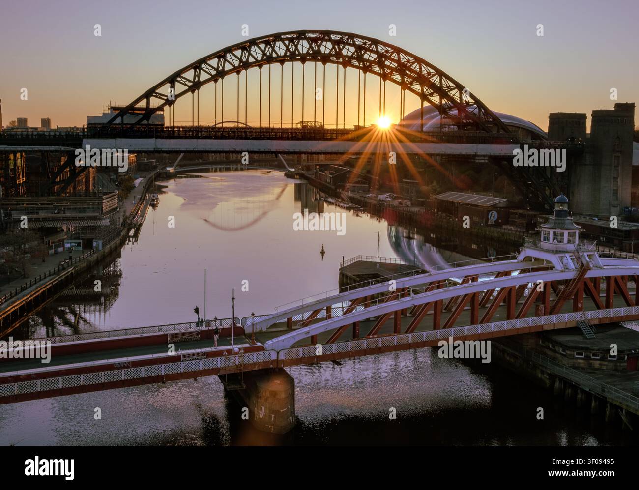 Eine weite horizontale Landschaft, die von einer erhöhten Position auf der High Level Bridge aus aufgenommen wurde, mit einem brillanten Sonnenaufgangssternenhimmel, der direkt über dem Stockfoto