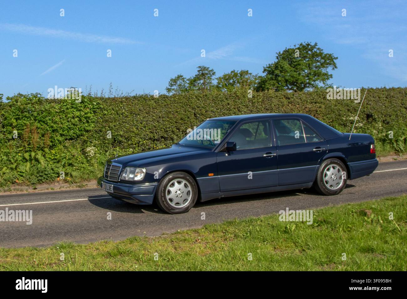 1993 90er Jahre neunziger Jahre Blauer Mercedes E280 klassischer Executive Limousine Auto Benzin 2799 cc, Reihensechszylinder-Benzinmotor. Stockfoto