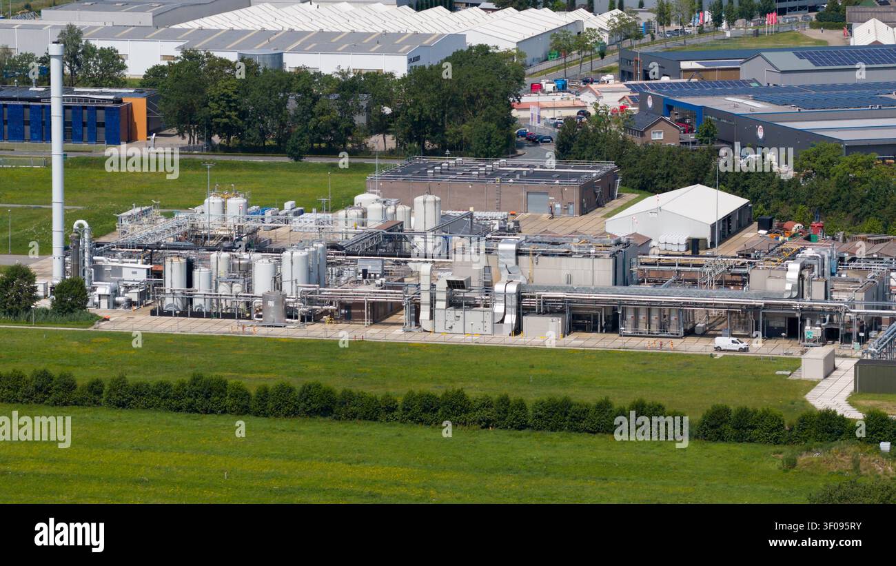Aus der Vogelperspektive einer Industrieanlage mit großen Lagertanks, komplexen Rohrleitungssystemen und Lagerbehältern in einem gepflasterten Hof in Zaltbommel, Gelder Stockfoto