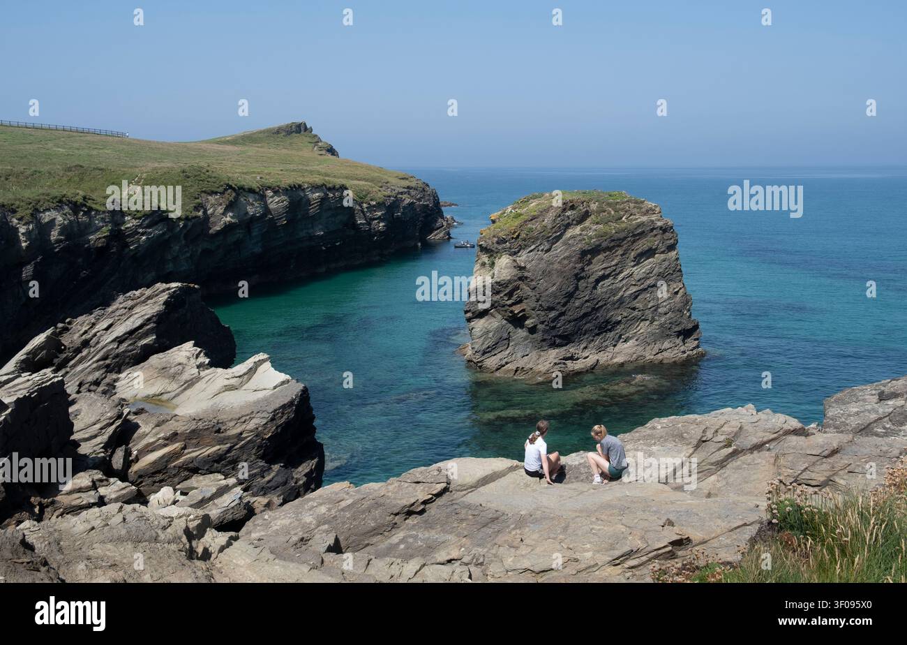 Ein Blick auf die Whipsiderry Mermaid Pools der rauen Küste von Porth an der Nordküste von Cornwall, England. Stockfoto