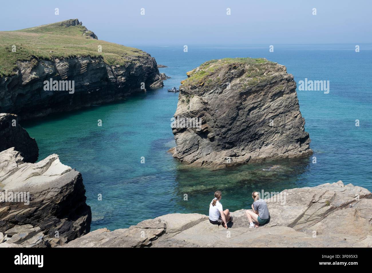Ein Blick auf die Whipsiderry Mermaid Pools der rauen Küste von Porth an der Nordküste von Cornwall, England. Stockfoto