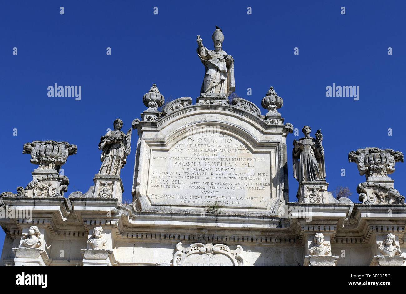 Porta rudiae zeigt die Statuen von Sant'Oronzo, Santa Irene und San Dominik, bedeutende Beispiele der Barockarchitektur von Lecce. Italien, Lecce, 18 Stockfoto