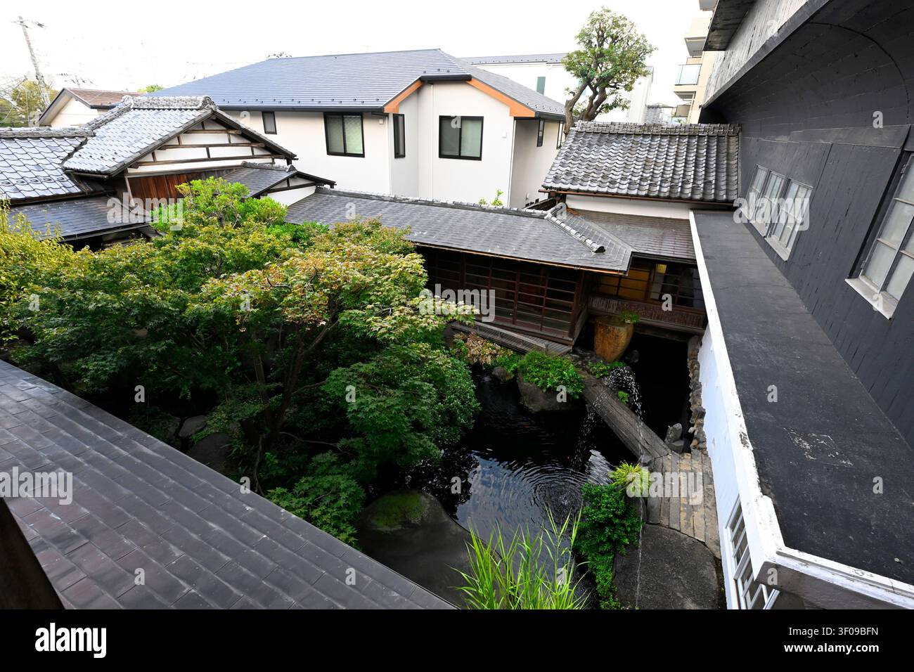 Erhöhte Ansicht mit Blick auf den traditionellen japanischen Innenhofgarten des Asakura Skulpturenmuseums (Asakura Choso Museum), dem ehemaligen Wohnhaus an Stockfoto