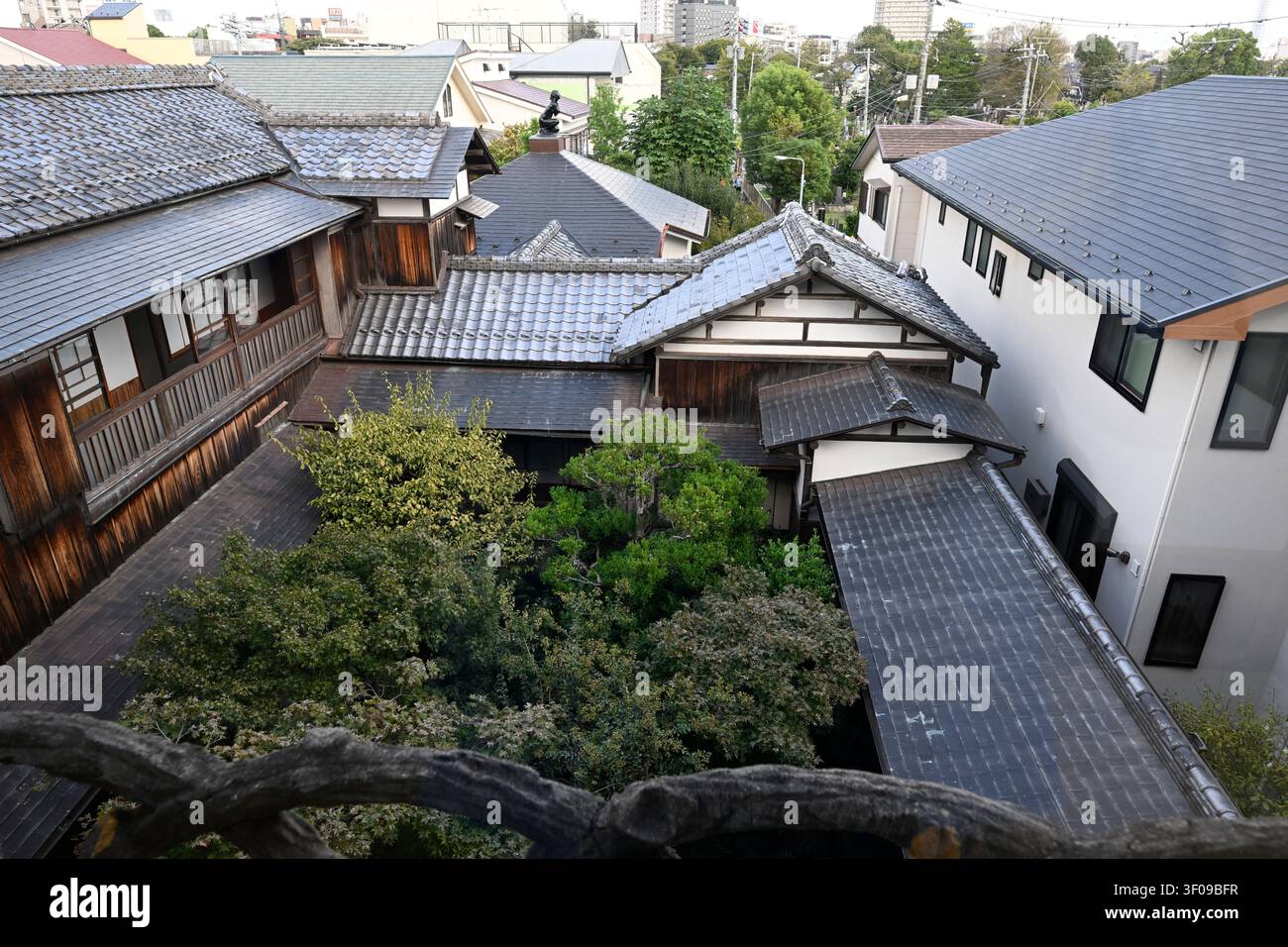 Erhöhte Ansicht mit Blick auf den traditionellen japanischen Innenhofgarten des Asakura Skulpturenmuseums (Asakura Choso Museum), dem ehemaligen Wohnhaus an Stockfoto