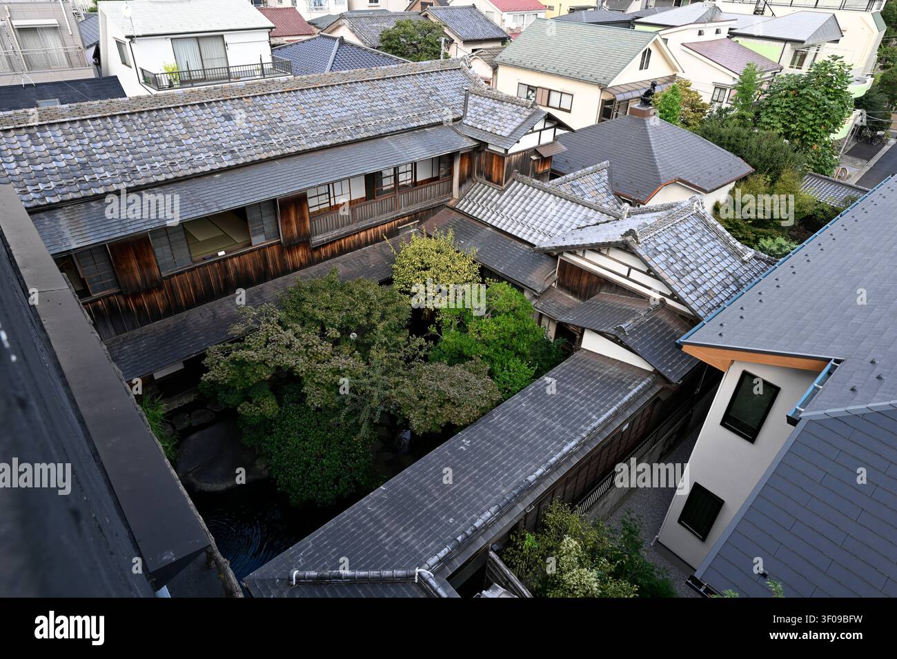 Erhöhte Ansicht mit Blick auf den traditionellen japanischen Innenhofgarten des Asakura Skulpturenmuseums (Asakura Choso Museum), dem ehemaligen Wohnhaus an Stockfoto