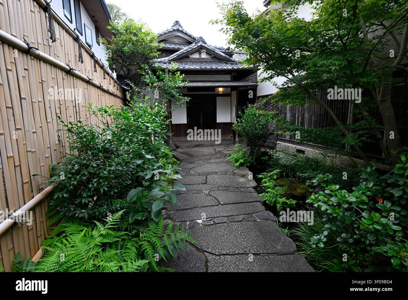 Steinpflaster-Eingangsweg, der zum historischen Asakura Museum für Bildhauerei (Asakura Choso Museum) führt, dem ehemaligen Wohnhaus und Atelier des renommierten Bildhauers Stockfoto