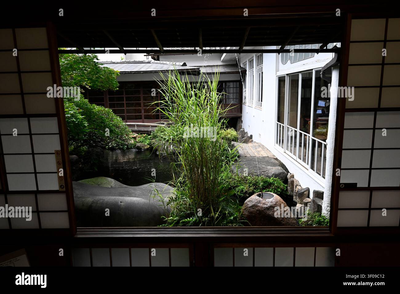 Blick durch traditionelle Shoji-Schiebetüren mit Blick auf den Innenhofgarten des Asakura Skulpturenmuseums (Asakura Choso Museum), das ehemalige Re Stockfoto