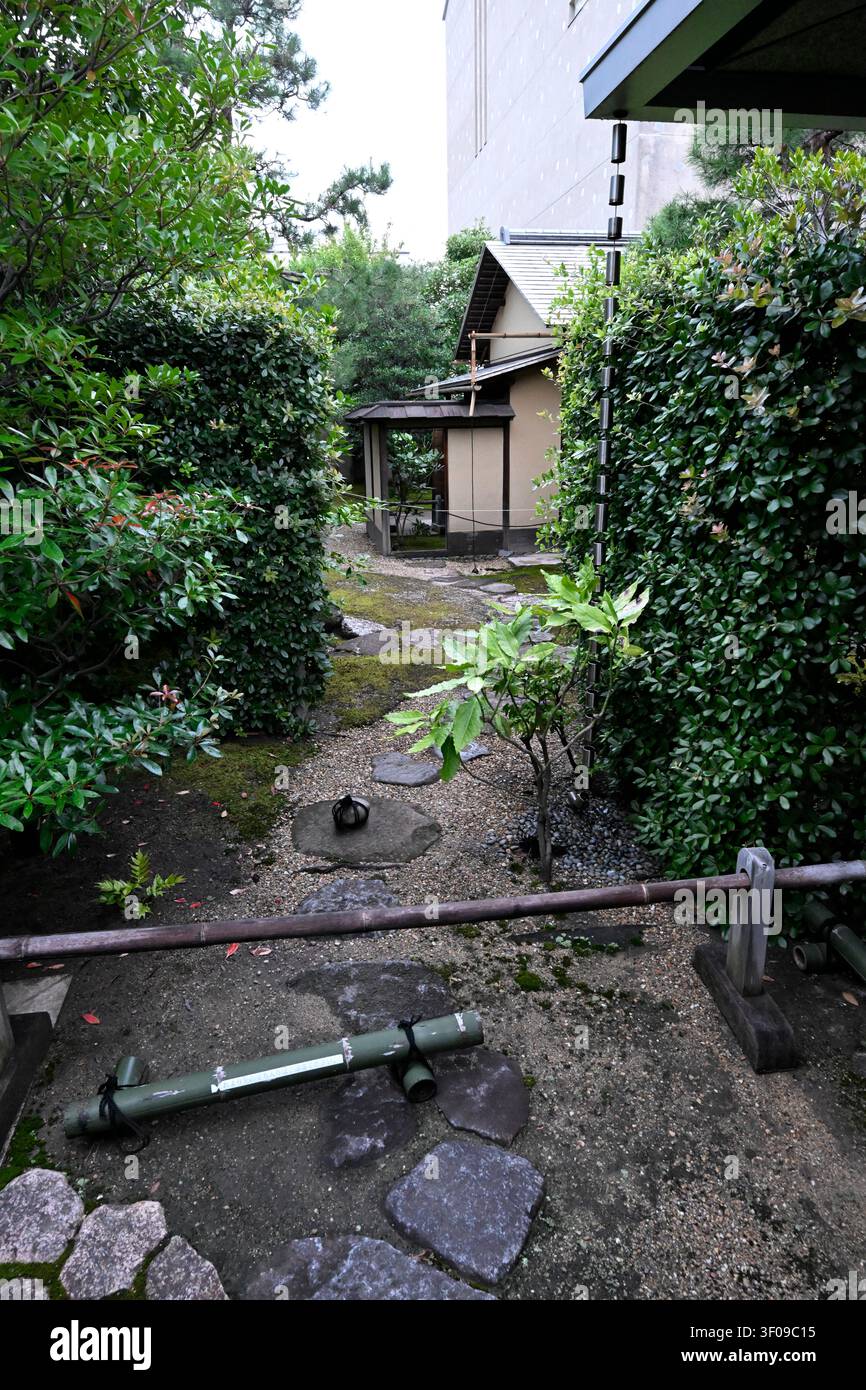 Traditioneller japanischer Teegarten im Sakai Plaza von Rikyu und Akiko in Sakai, Präfektur Osaka, Japan. Gewidmet dem Teemeister Sen no Rikyū, der Garte Stockfoto