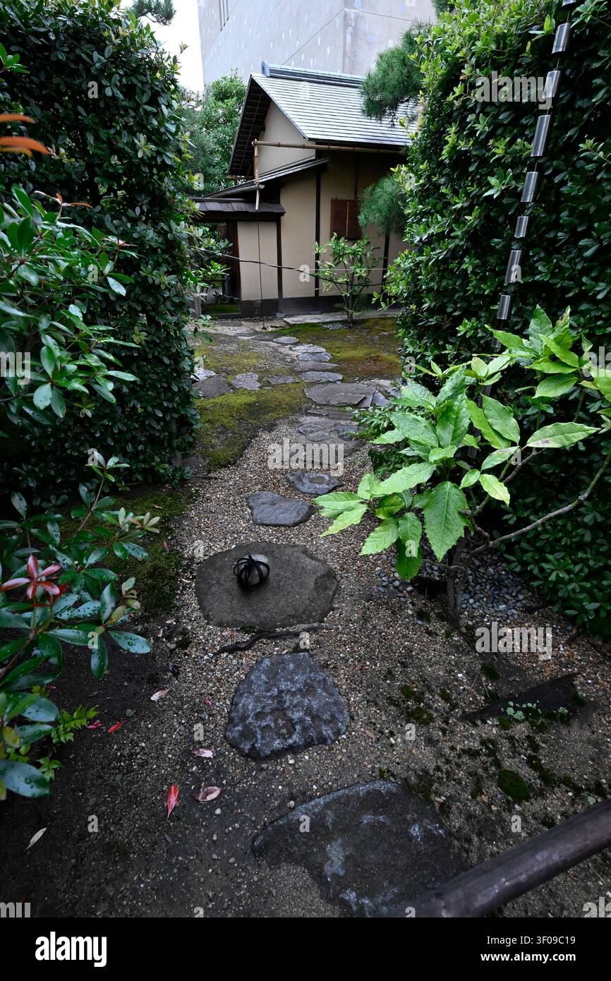 Traditioneller japanischer Teegarten im Sakai Plaza von Rikyu und Akiko in Sakai, Präfektur Osaka, Japan. Gewidmet dem Teemeister Sen no Rikyū, der Garte Stockfoto