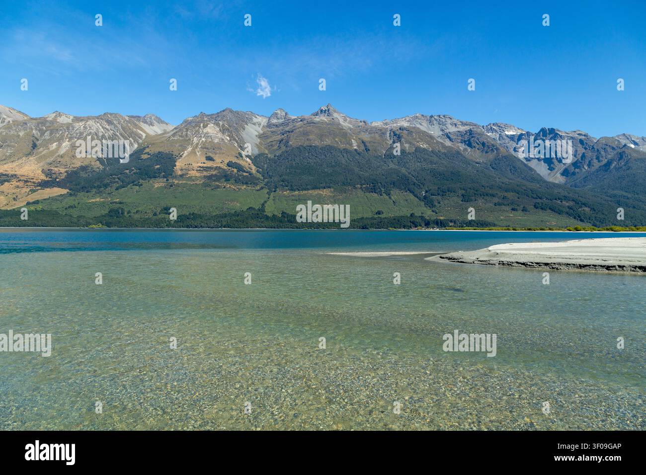 Das kristallklare Wasser des Lake Wakatipu mit den Southern Alps im Hintergrund, Glenorchy, Otago, Neuseeland Stockfoto