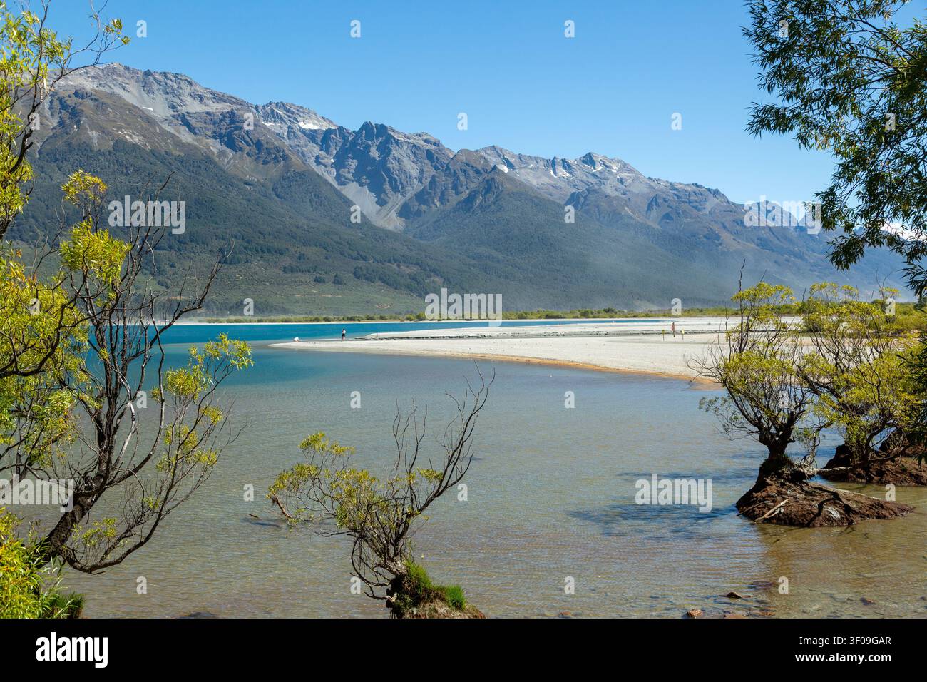 Die Ufer des Lake Wakatipu mit den Southern Alps im Hintergrund, Glenorchy, Südinsel, Neuseeland Stockfoto
