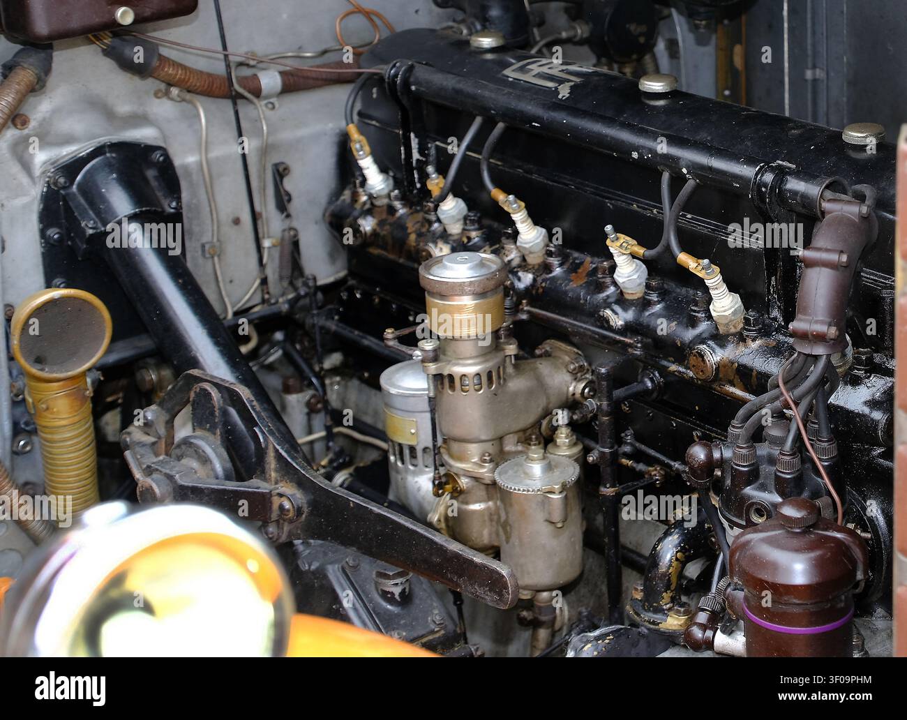 Rolls Royce gerader Sechszylinder-Veterans-Benzinmotor in einem Fahrzeug. Stockfoto