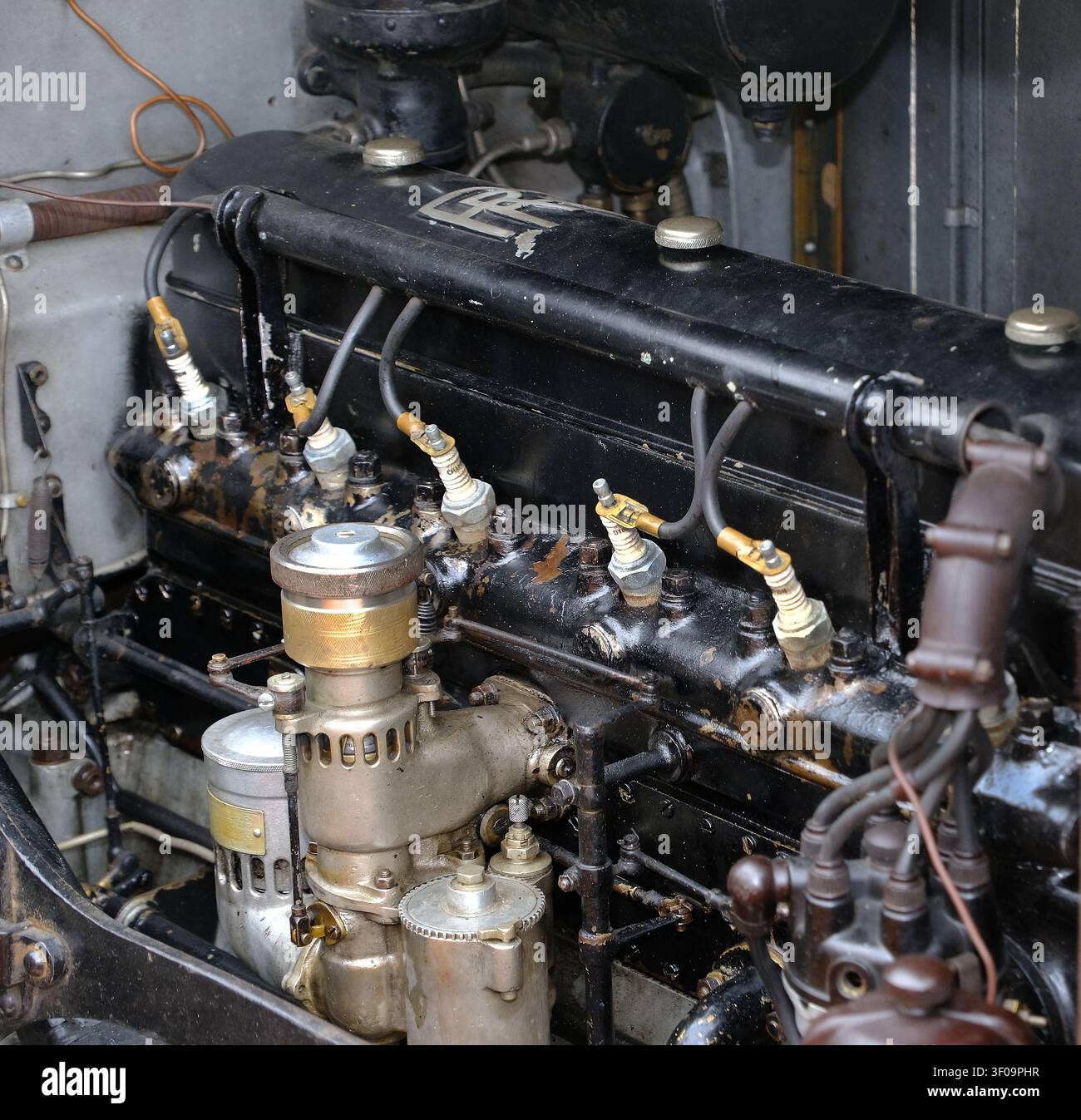 Rolls Royce gerader Sechszylinder-Veterans-Benzinmotor in einem Fahrzeug. Stockfoto