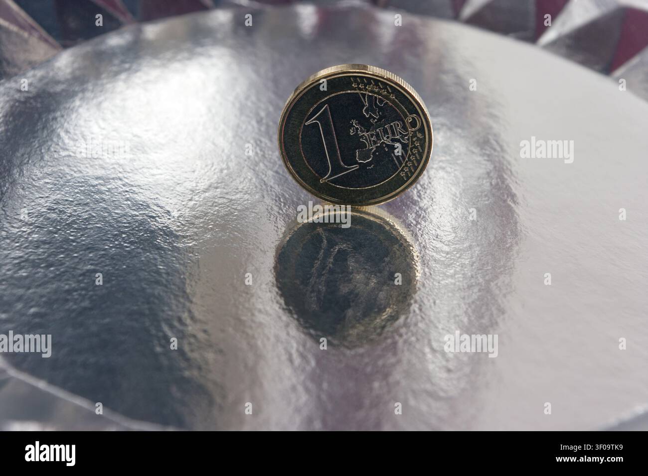 Eine Euro-Münze auf einem Silberteller. Stockfoto
