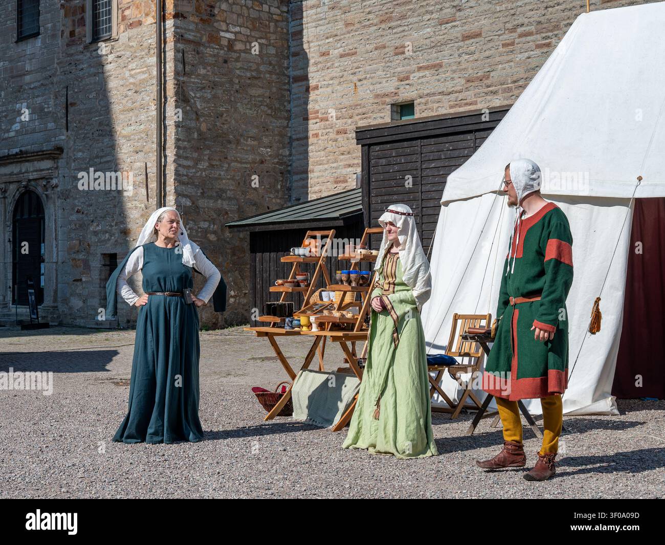 Mittelalterliche Kleidung, die während der Vadstena Mittelalter-Tage 2026 im Hof des Vadstena-Schlosses ausgestellt wird, das von König Gustav I. im Jahr 1545 erbaut wurde. Stockfoto