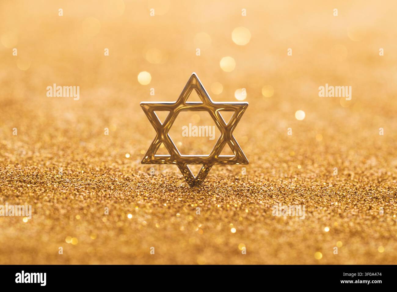 Jüdischer Stern von david auf goldenem Hintergrund Stockfoto