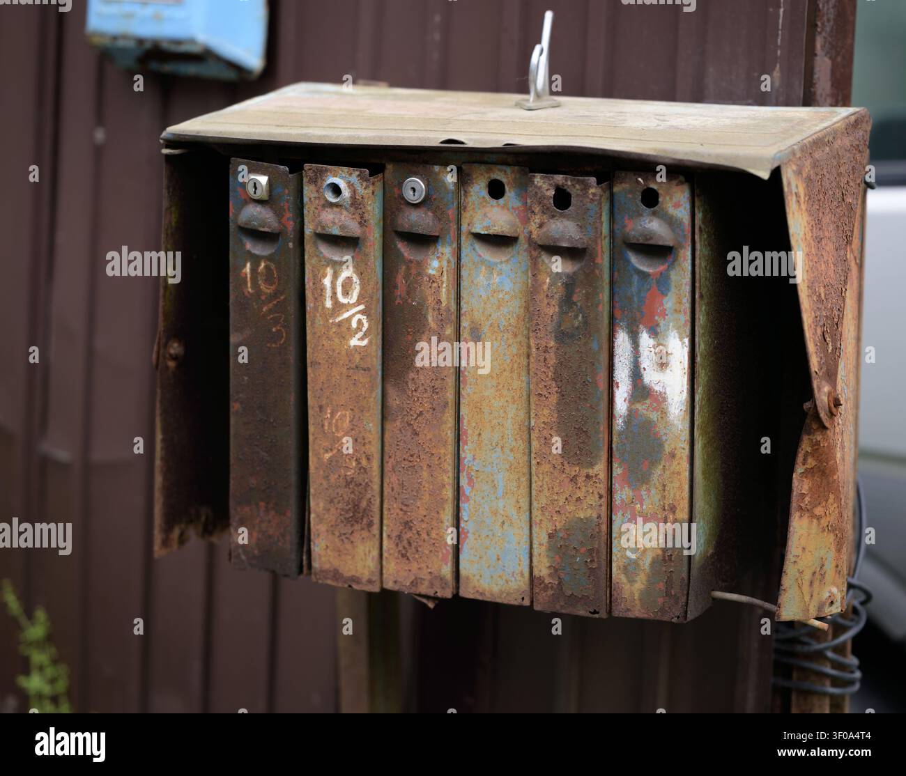 Rostiges Vintage-Metall-Briefkasten-Cluster draußen. Stockfoto