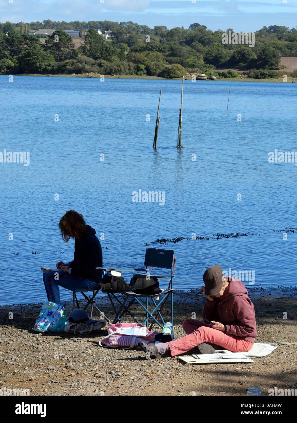 Frankreich. Bretagne. Amateurkünstler aus der Aven, nicht weit von Kerdruc, fangen die Farben der Bretagne ein, so wie es die Maler der Pont-Aven-Schule Ende des 19. Jahrhunderts taten. Kredit: Marc Charuel/Photo12 Stockfoto