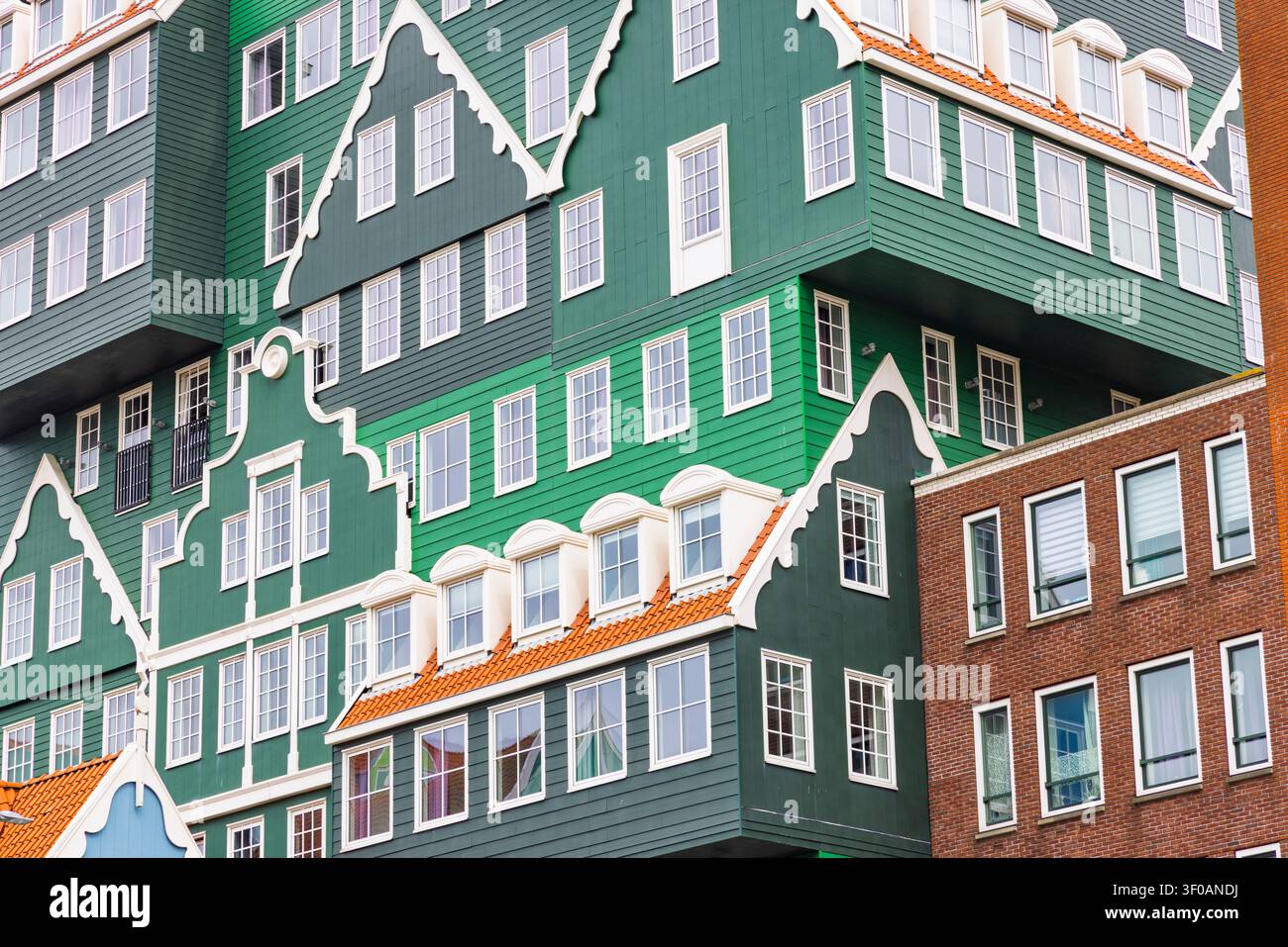 Zaandam, Niederlande: Architektonischer abstrakter Nahaufnahme der einzigartigen gestapelten traditionellen grünen und weißen Häuser des Inntel Hotels. Stockfoto