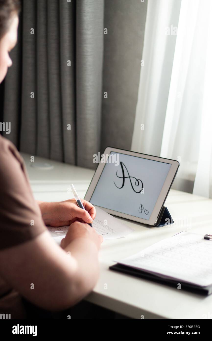 Nahaufnahme der Handschrift der Frau. Aktivierung einzigartiger kognitiver und motorischer Schaltkreise zur Verbesserung der Gedächtnisretention, des Fokus und der Tiefenkonzentriertheit Stockfoto
