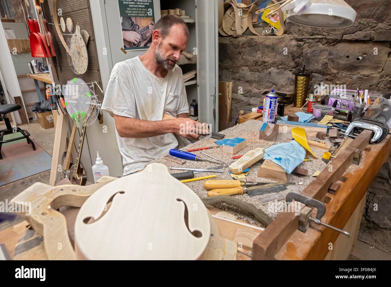 Hindman, Kentucky – die Arbeiter stellen hochwertige Gitarren, Dulcimer, Mandolinen und Ukeleles bei der gemeinnützigen Troublesome Creek Stinged Instrument Compa her Stockfoto