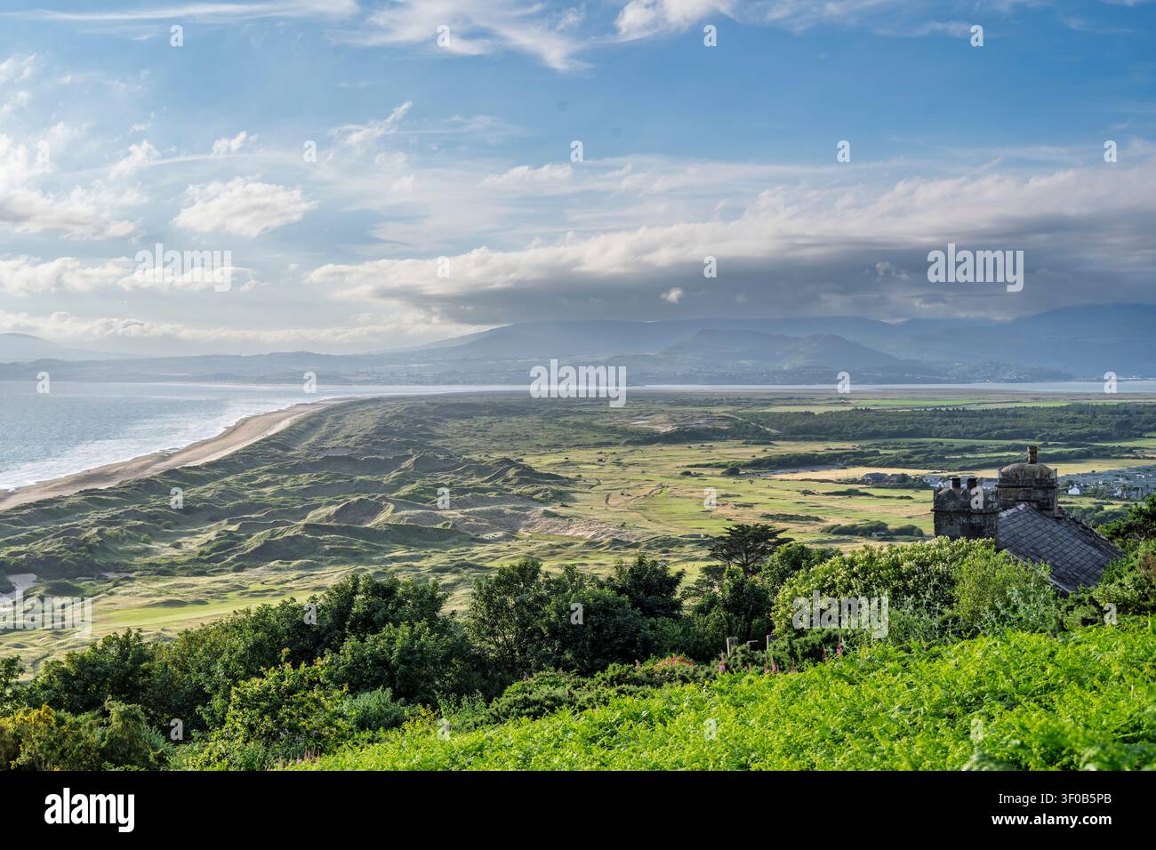 Spätnachmittägliche Sonne am wärmsten Juni aller Zeiten mit Blick auf den Royal St. David's Golfplatz Harlech, Gwynedd, Nordwales, und die Irische See unter blauem Himmel Stockfoto
