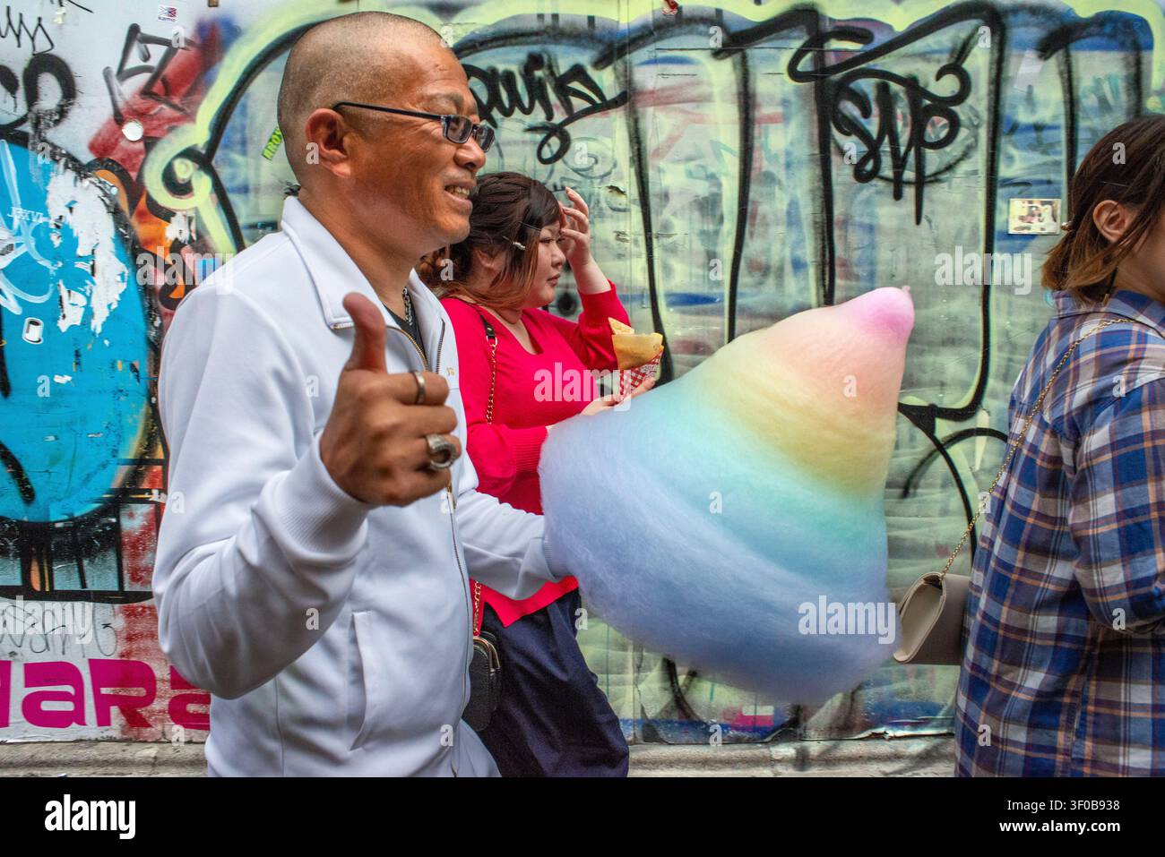 Ein farbenfroher Abschnitt der Cat Street in Harajuku, mit graffiti-bezogenen Wänden, lebendiger Straßenkunst und der kreativen Atmosphäre, die diesen Ort definiert Stockfoto