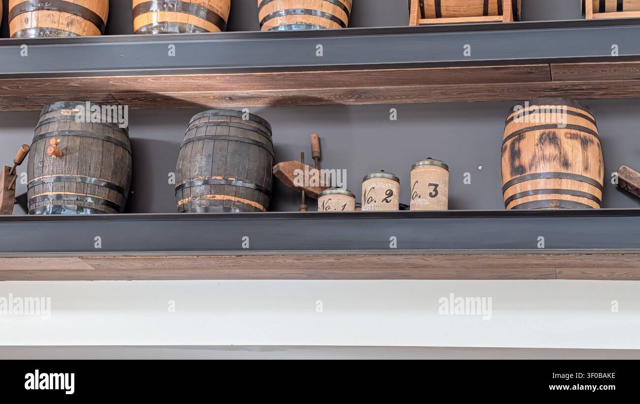 Die Bar- und Caféarea des Hotel Teatro, Denver, Colorado, dekoriert mit antiken Fässern in verschiedenen Größen Stockfoto