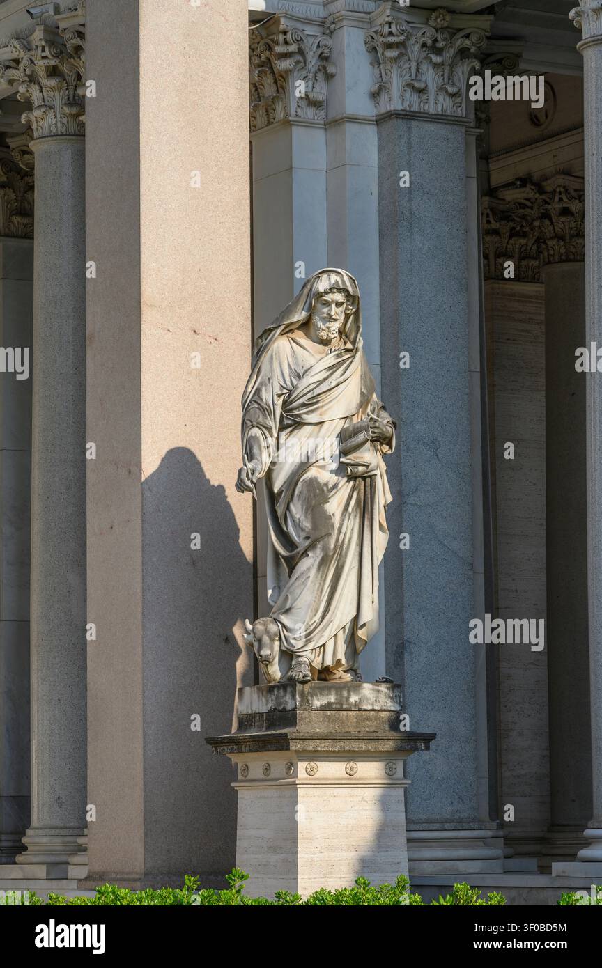 Marmorstatue des heiligen Lukas des Evangelisten mit geflügeltem Stier im Quadriportico der Basilika San Paolo fuori le mura, Wahrzeichen von Rom Stockfoto