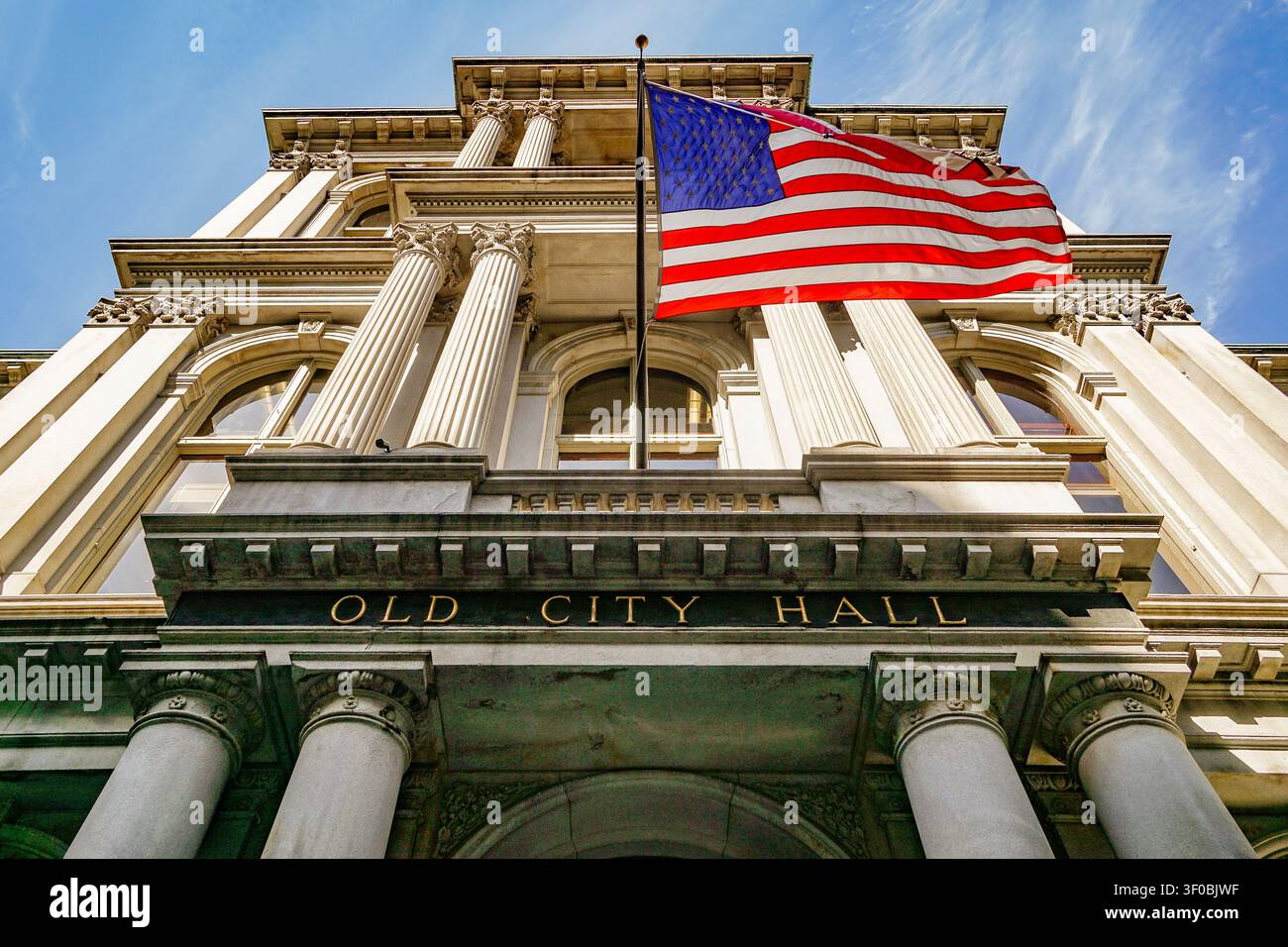 Altes Rathausgebäude mit einer wehenden amerikanischen Flagge, Blick von unten Stockfoto