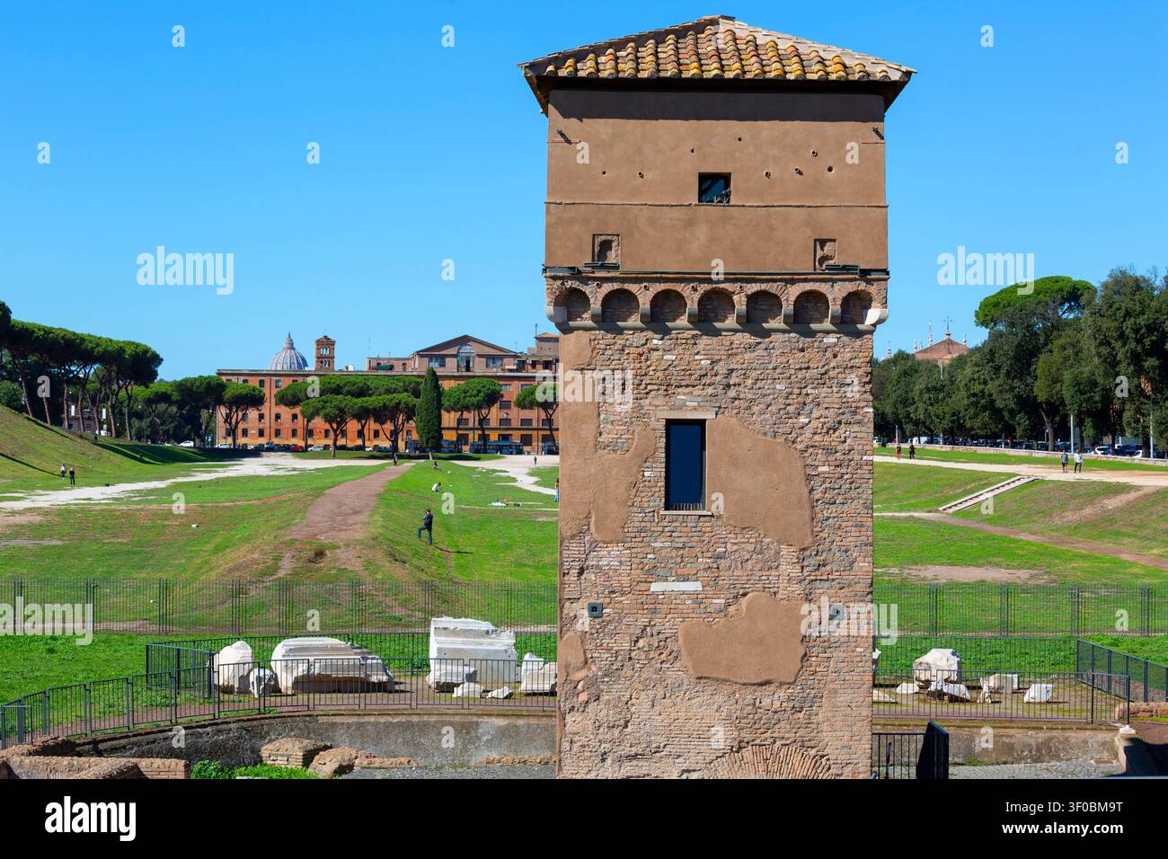 Rom, Italien - 8. Oktober 2020: Blick auf die Überreste des Circus Maximus (Circo Massimo), Rennsportorte im antiken Rom Stockfoto