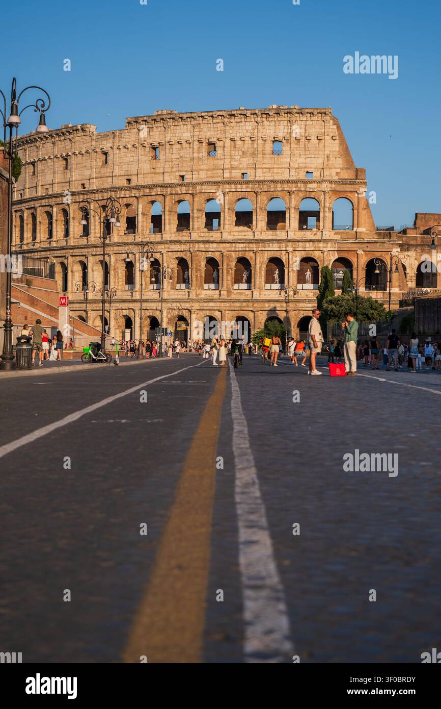 Bodenhohe Aufnahme der Straße zum Kolosseum in Rom, Italien Stockfoto