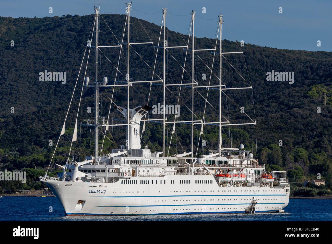 Das majestätische fünfmastige Segelschiff Club Med 2 (IMO 9007491) liegt vor Anker in Portoferraio auf der Insel Elba, Italien. Wunderschöne Seitenansicht vom Bug. Stockfoto