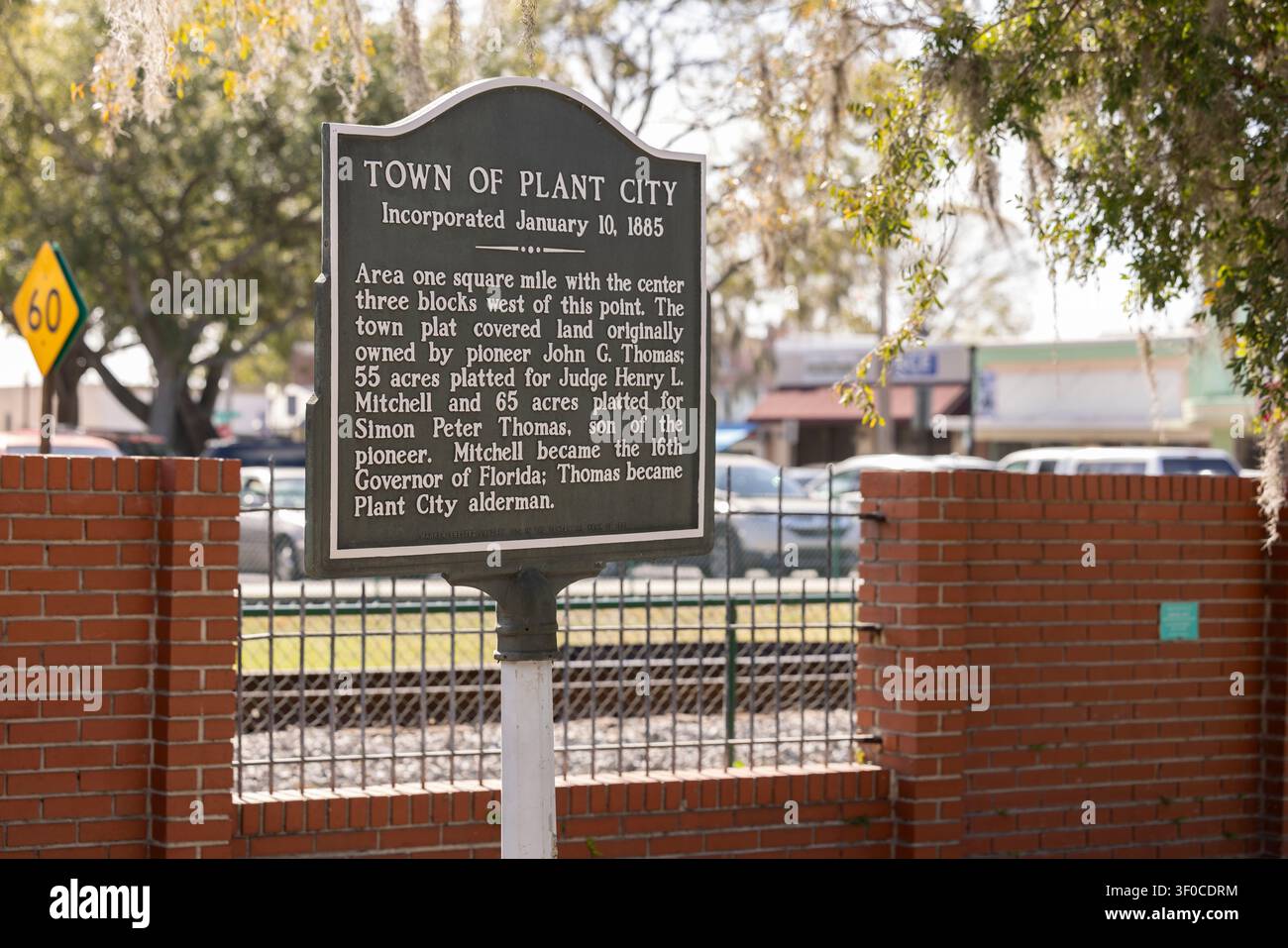 Plant City, Florida, USA - 22. Dezember 2025: Ein Schild markiert die Geschichte von Plant City in einem Park in der Innenstadt. Stockfoto