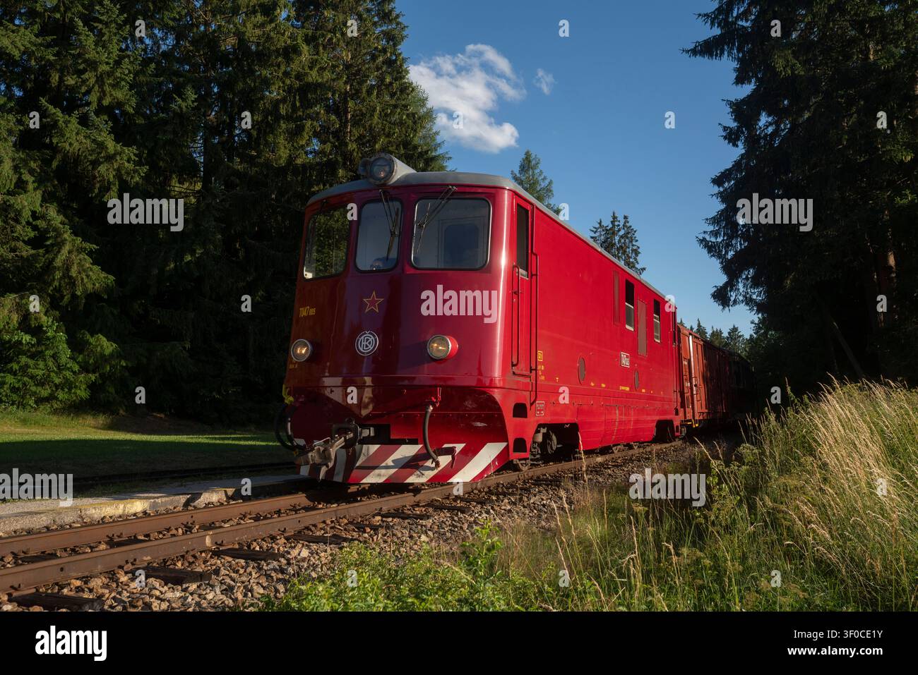 Diesel-Lokomotive TU47.005 der Schmalspur Jindřichův Hradec Local Railways, leicht von unten in der Station Albeř gesehen. Stockfoto