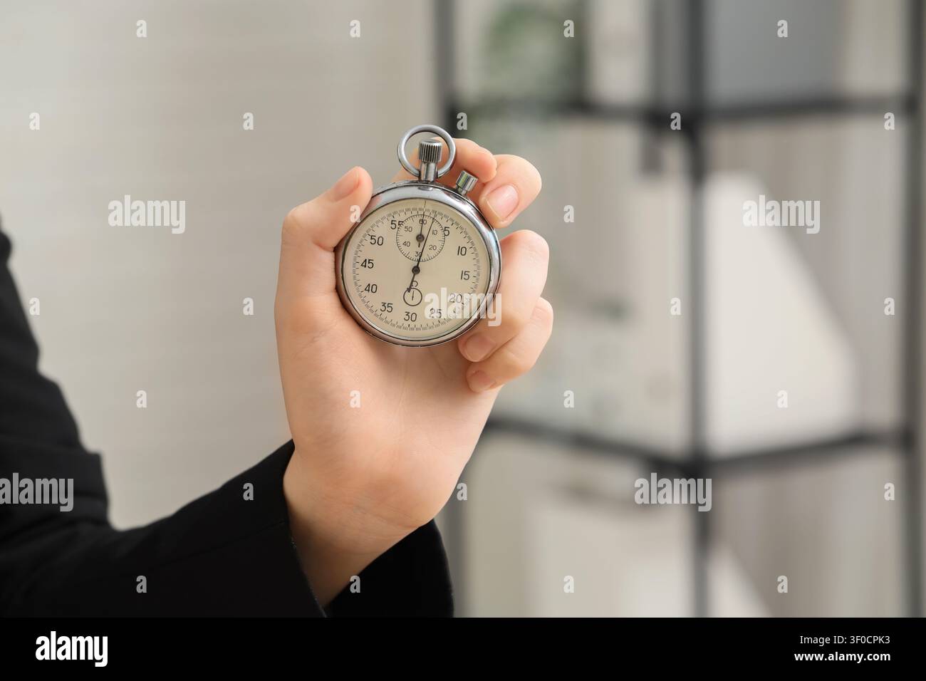Hand hält einen Stoppuhr Stockfoto