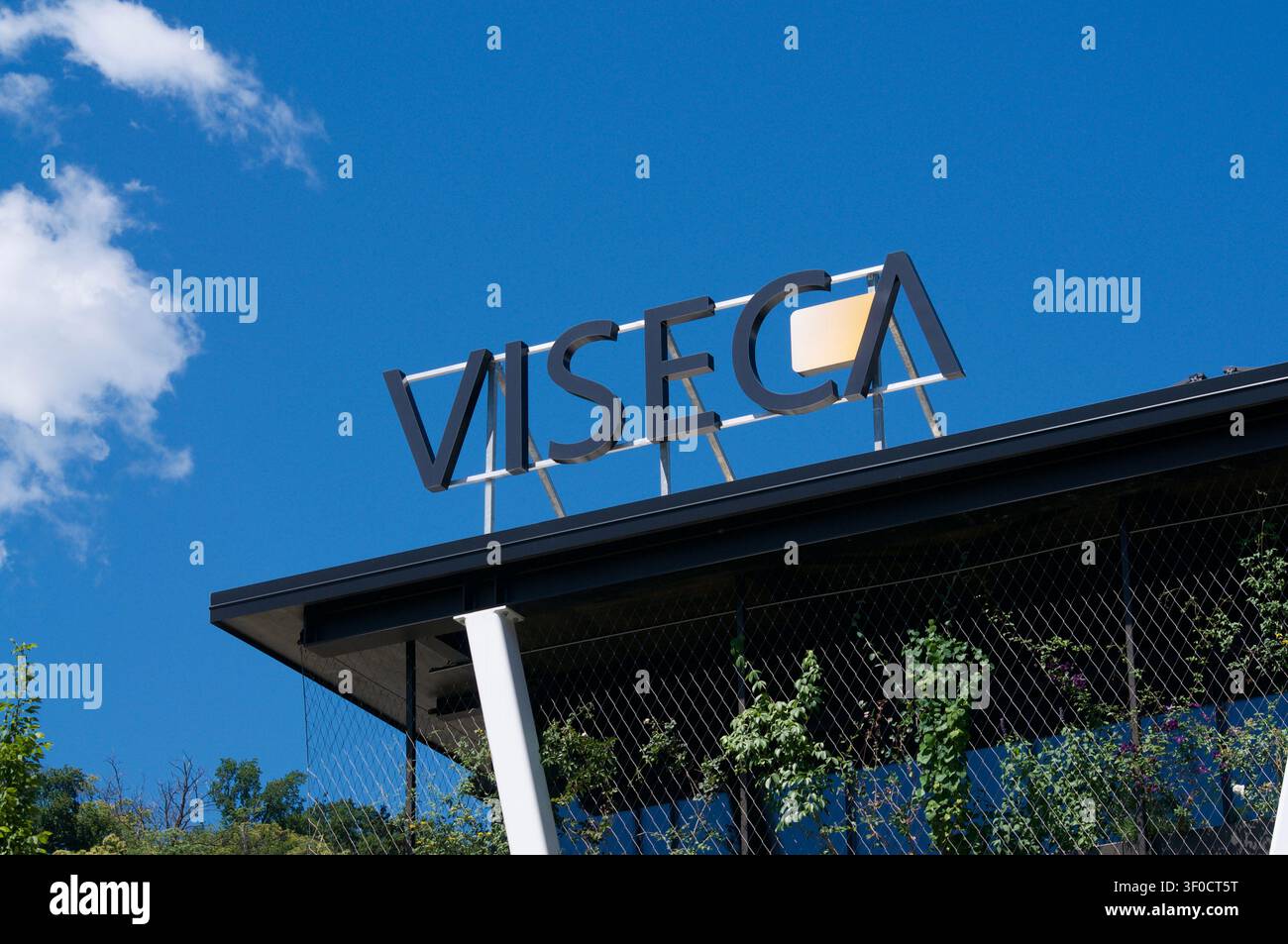 Bioggio, Tessin, Schweiz - 5. Juni 2026: Viseca-Holding Nahaufnahme Logoschild montiert auf dem Dach eines Firmengebäudes. Stockfoto