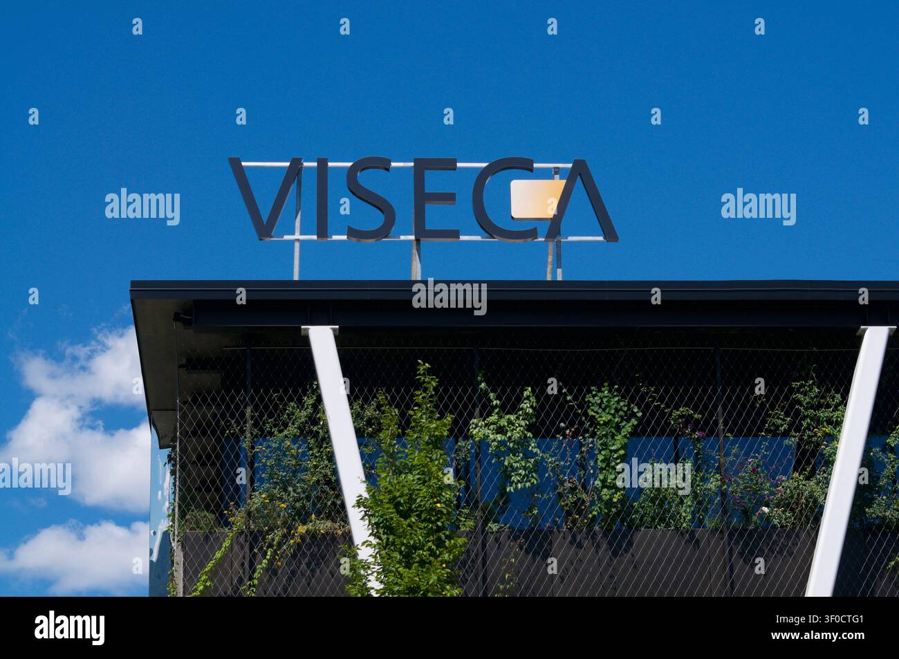 Bioggio, Tessin, Schweiz - 5. Juni 2026: Viseca-Holding Nahaufnahme Logoschild montiert auf dem Dach eines Firmengebäudes. Stockfoto