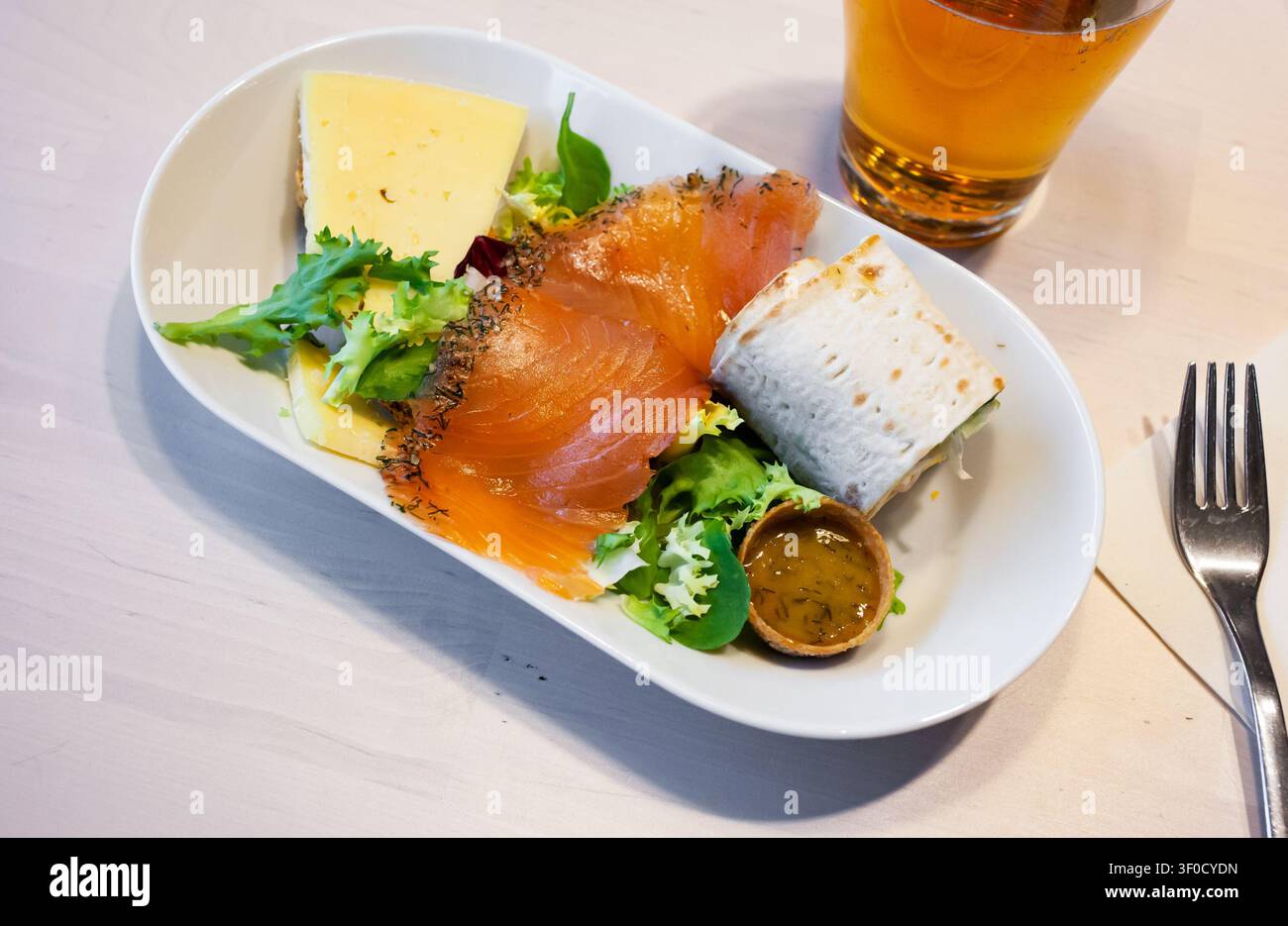 Lachsfilet, Käse und Salat Stockfoto