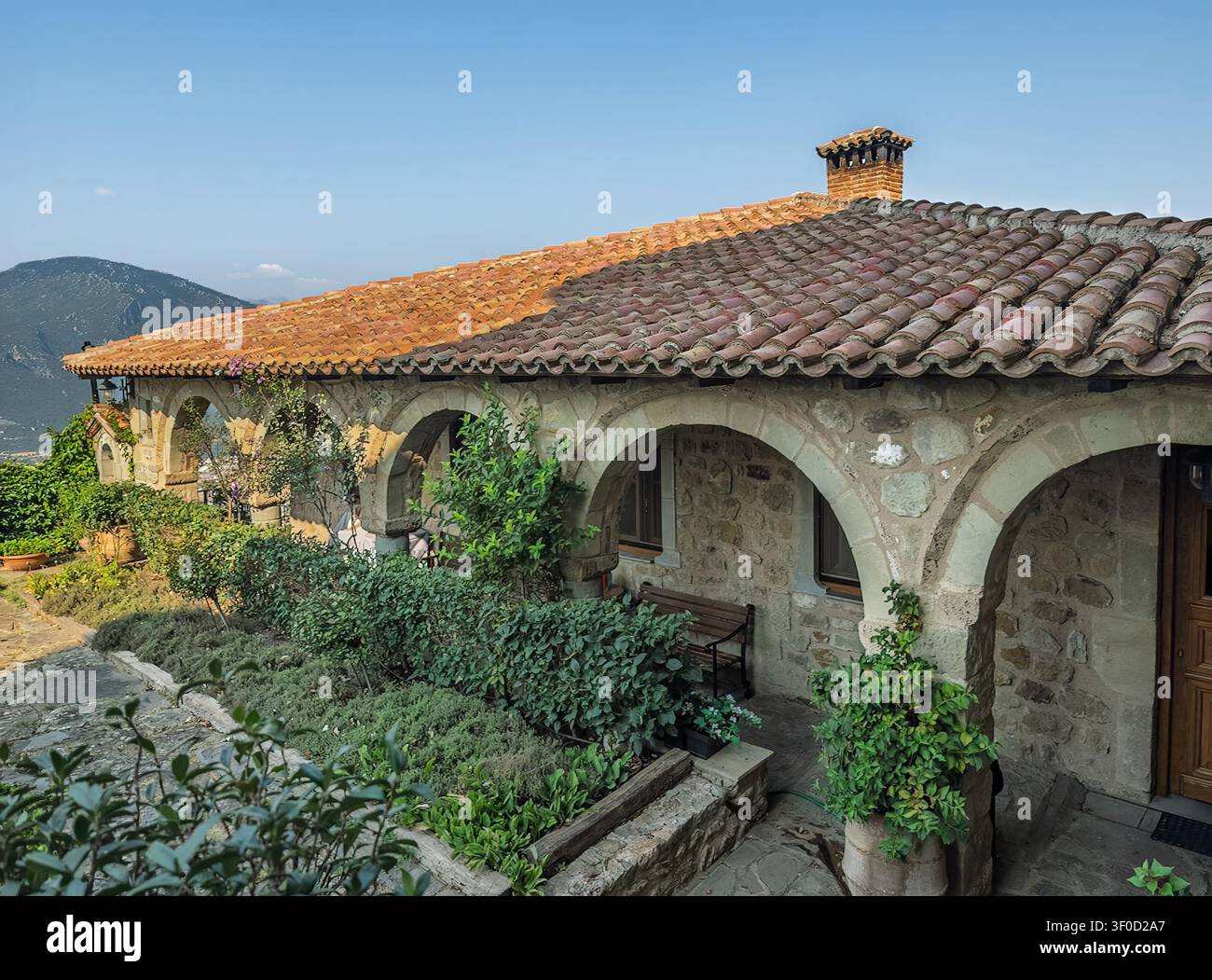 Kalambaka, Griechenland - 24. Juli 2024: Meteora-Gruppe von Klöstern. Kloster Sankt Stefan: Seitengalerie neben dem Garten Stockfoto